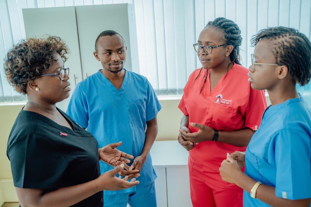 Lanterna nurse visiting a patient at home