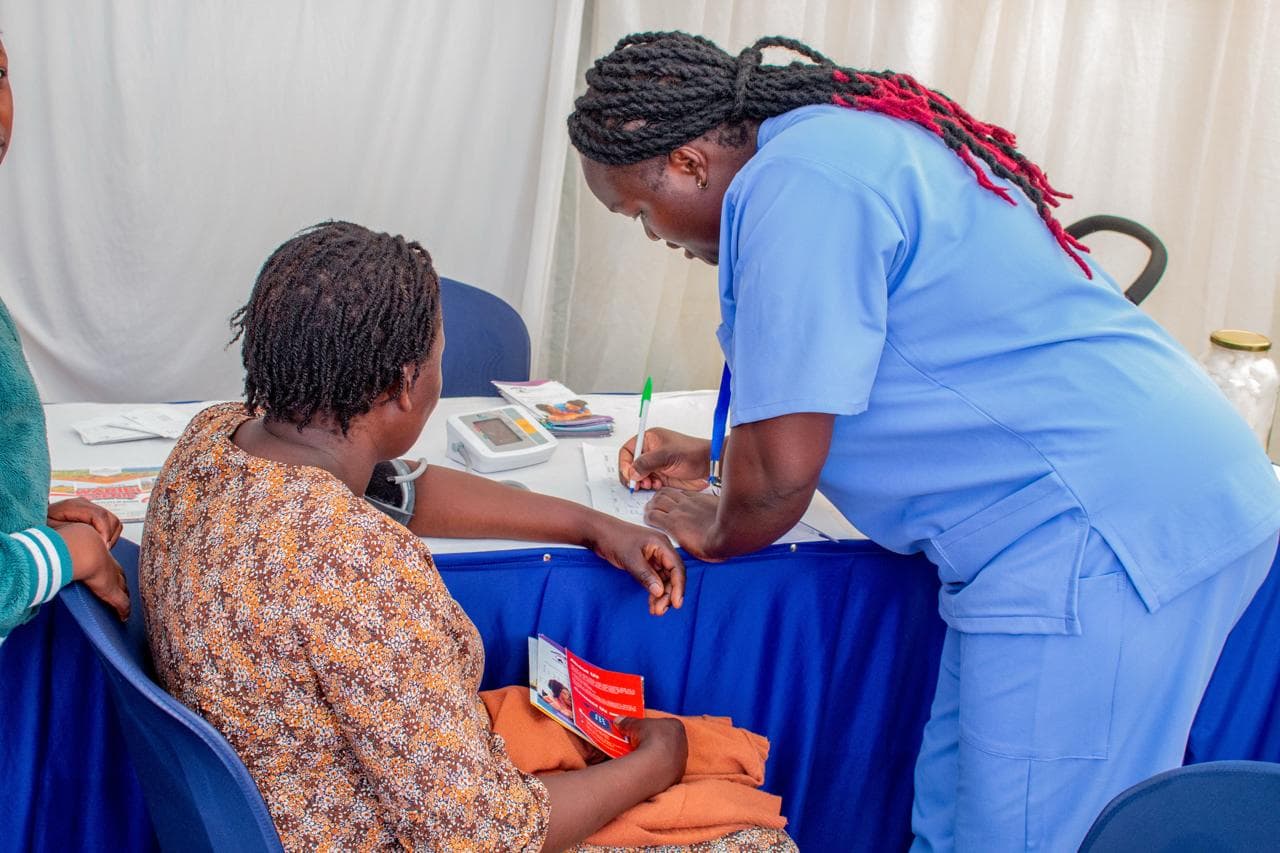 Lanterna nurse checking patient vitals at home